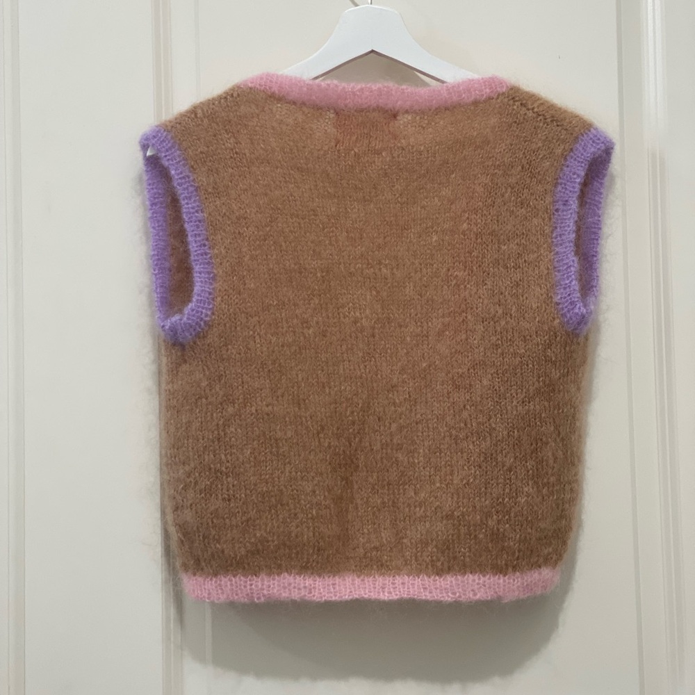 ROSE CARMINE Baby Mohair Sleeveless
Colorblock Bolero In Beige One Size - Picture 5 of 8